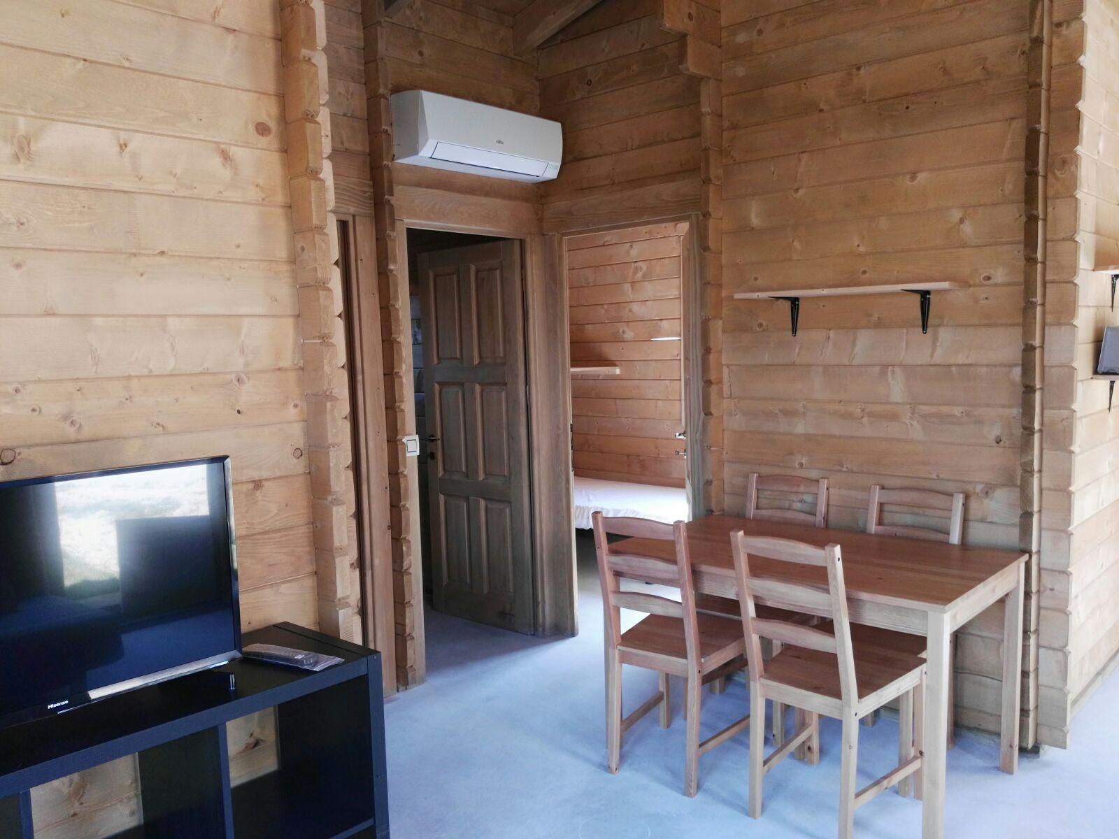 camping rural montori 18257 sala d'estar-menjador xalet de fusta