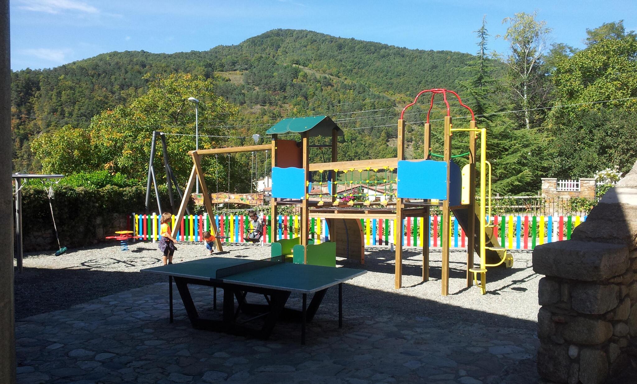 camping els roures 8521 Parque infantil del Camping els Roures en el pirieno catalan de Gerona